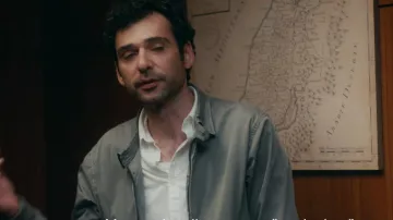 La chaqueta beige usada por Marwan (Ashraf Farah) en Tel Aviv en llamas