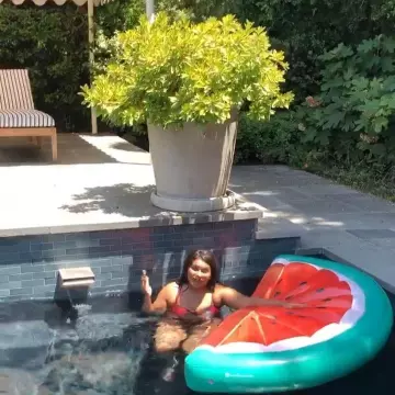 Gonflable Melon d'eau porté par Mindy Kaling sur son Instagram account @mindykaling