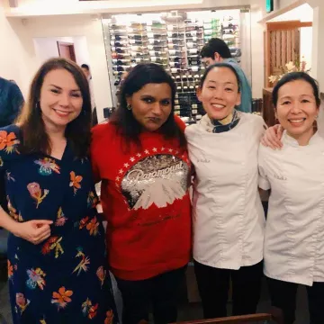 Sudadera Gucci en rojo usada por Mindy Kaling en su cuenta de Instagram @mindykaling