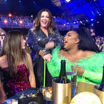 Talbot Runhof Plunge Neck Jumpsuit usado por Melissa McCarthy en su cuenta de Instagram @melissamccarthy