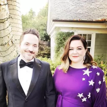 Vestido morado de Reem Acra usado por Melissa McCarthy en su cuenta de Instagram @melissamccarthy