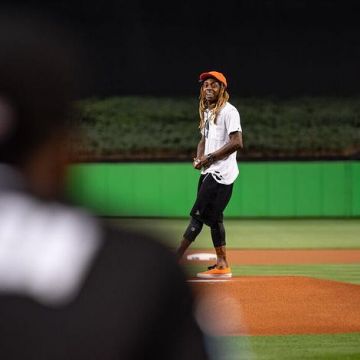 Sneakers Orange of Lil Wayne on his Instagram account