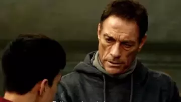 The hoody gray of Daniel (Jean-Claude Van Damme) in the Blood of The Cartel