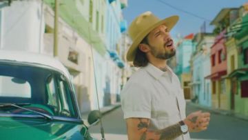 La camisa blanca de manga corta que lleva Florentin Cabezon en el Clip Petit à Petit de Arcadian