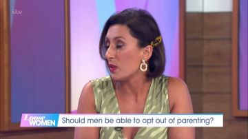 La couleur d'or de Tour de Baisse de boucle d'Oreille portées par Saira Khan en Vrac, les Femmes 3/7/2019