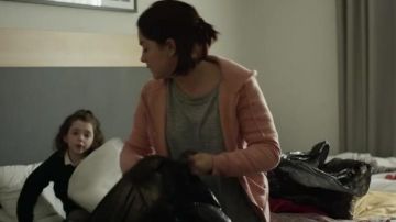 La camiseta gris que lleva Rosie Davis (Sarah Greene) en Rosie Davis
