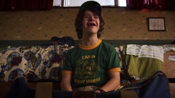 La camiseta del campamento "know where" usada por Dustin (Gaten Matarazzo) en Stranger Things Temporada 3 Episodio 1