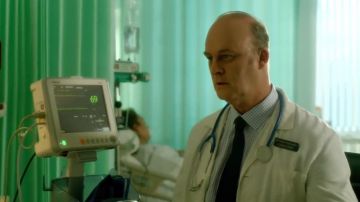 Estetoscopio utilizado por Calvin (Tim McInnerny) en Killers Anonymous