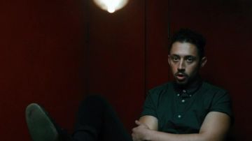 Vert à Manches Courtes Bouton Shirt porté par J (Blain Neale) comme on le voit dans Pénales Audition