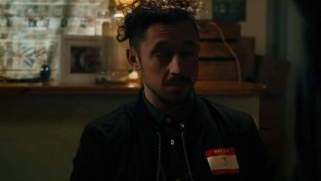 Blouson noir porté par J (Blain Neale) comme on le voit dans Pénales Audition