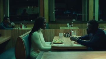 Col Roulé blanc de la Robe portée par la Reine (Jodie Turner-Smith) dans la Reine & Slim