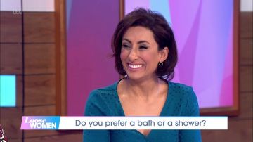 Teal bleu col en v chemisier porté par Saira Khan en Vrac, les Femmes 6/5/2019