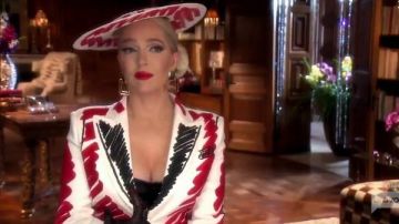 Moschino Adaptés Veste en Crêpe porté par Erika Girardi Au Real Housewives de Beverly Hills (Saison 09 Episode 21)