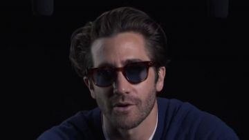 les lunettes de soleil de Jake Gyllenhaal dans Jake Gyllenhaal Explores ASMR with Whispers, Bubble Wrap, and a Camera | Celebrity ASMR | W Magazine