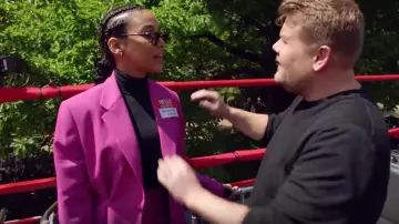 Chaqueta blazer rosa usada por Alexandra Shipp como se ve en The Late Late Show with James Corden el 20 de junio de 2019