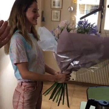 Le jean denim rose porté par Alice David sur son compte instagram @alice___david