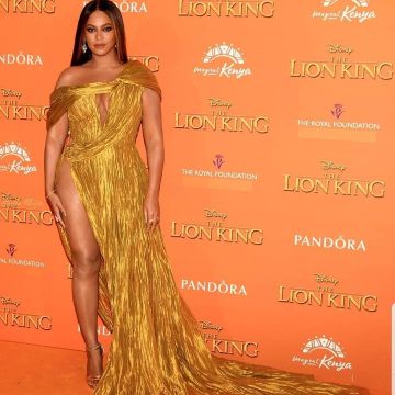 Jimmy Choo Misty 120 Gold Mirror Leather Platform Sandals worn by Beyoncé on the Instagram account of @accentuateyourstyle