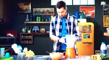 The refrigerator yellow SMEG in Roxane and Kader in the Family of the 15.7.2019