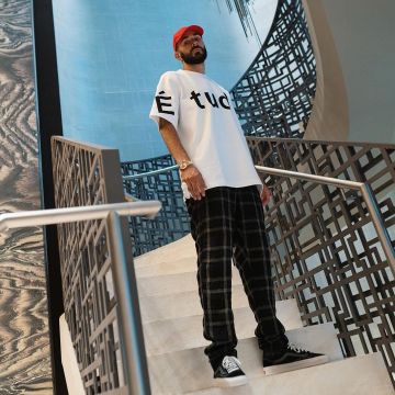 Le t-shirt blanc Études porté par Karim Benzema sur son compte Ins­ta­gram @Ka­rim­ben­zema