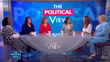 Kobi Halperin Darcy Blusa de seda usada por Joy Behar en The View 12 de julio de 2019