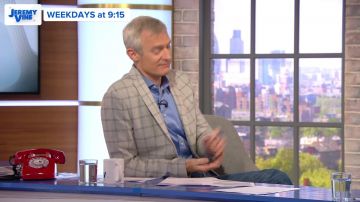 Abrigo gris a cuadros usado por Jeremy Vine en Jeremy Vine en Channel 5 -11/6/2019