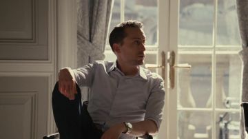 La camisa celeste usada por Roman Roy (Kieran Culkin) en Succession (S02E01)