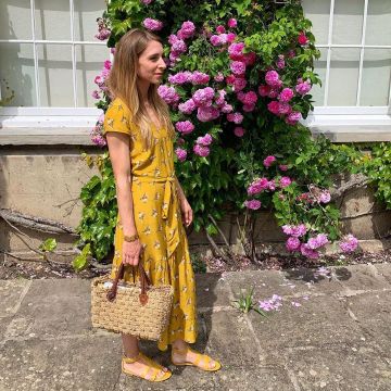 The dress flower mustard yellow worn by Ali Harris Writer on his account Instagram @aliharriswriter