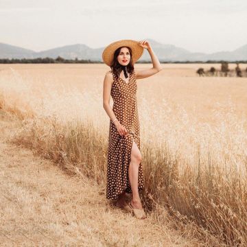 Las mulas de rafia trenzadas de Daphne Moreau cruzadas en su cuenta de Instagram @daphnemoreau