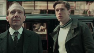 Spotty tie worn by Duke of Oxford (Ralph Fiennes) in The King's Man