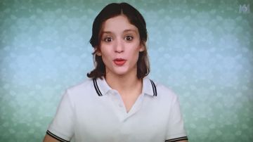 El polo blanco y negro usado por Chloé (Lucie Bourdeu) en En Famille del 12.7.2019
