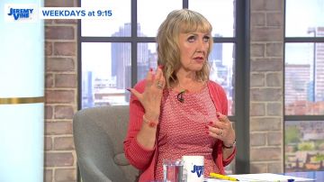 Vestido vintage de cuello redondo rojo usado por Aggie MacKenzie en Jeremy Vine en Channel 5 - 4/6/2019