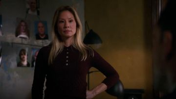 Zara Pointelle Tricot Polo Top porté par le Dr Joan Watson (Lucy Liu) dans le Primaire (Saison 07 Episode 08)
