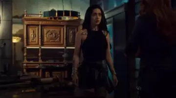 The bra Isabelle Lightwood (Emeraude Toubia) in Shadowhunters S01E04