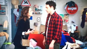 El bolso de leopardo usado por Emilie (Lou Bonetti) en En Famille del 11.7.2019