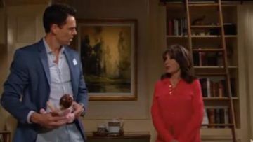 Calvin Klein Moderne Indispensable à lacets Chemisier porté par Kate Linder comme on le voit dans les Jeunes et Les Agités juillet 12,2019