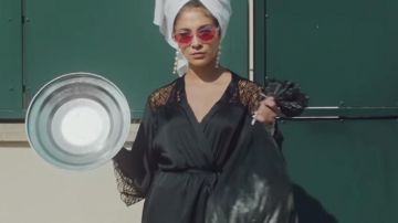 Las gafas de sol redondas con lentes tintadas de rosa que lució Chilla en su clip Oulala