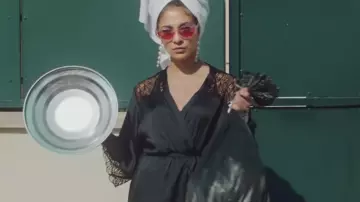 Les lunettes de soleil rondes à verres teintés en rose portées par Chilla dans son clip Oulala