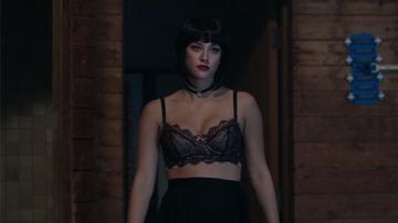 The bra strapless black & pale pink of Betty Cooper (Lili Reinhart) in Riverdale (S01E03)