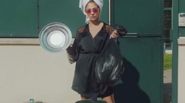 El vestido de satén negro con bordes de encaje que lució Chilla en su clip Oulala