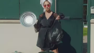 La robe de chambre en satin noir à bordures en dentelle portée par Chilla dans son clip Oulala