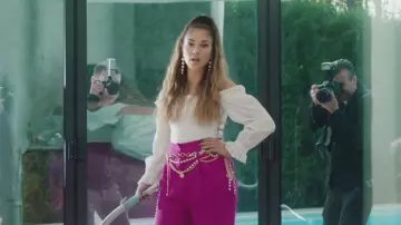 Le top blanc à manches longues avec épaules nues porté par Chilla dans son clip Oulala