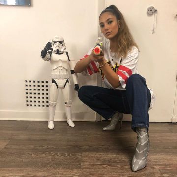 Las botas de calcetín gris con el logotipo impreso de Pretty Little Thing que lució Chilla en su cuenta de Instagram @chillaofficiel