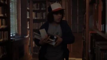 Gris Ballon à Air Chaud Imprimé Tee porté par Dustin Henderson (Gaten Matarazzo) dans des Choses plus étranges Saison 2 Épisode 3