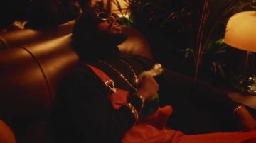 The turtleneck in black-worn by Lefa in her video clip Fame