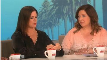 3.1 Phillip Lim Satin High-Low Drape Blouse usada por Marcia Gay Harden en The Talk JULIO 12, 2019