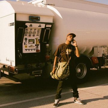 The travel bag camouflage print Louis Vuitton × Takashi Murakami worn by Travis Scott on his account Instagram @travisscott