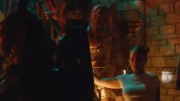 Le manteau doré porté par Shay dans son clip Liquide feat. Niska