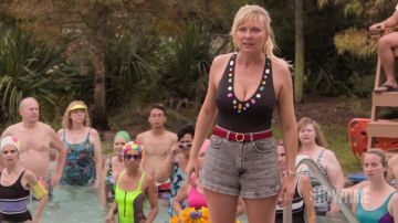 Pantalón corto vaquero usado por Krystal Stubbs (Kirsten Dunst) en On Becoming a God in Central Florida (Temporada 01)
