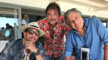 La camisa roja con flores de Pascalou (Olivier Marchal) en Ibiza