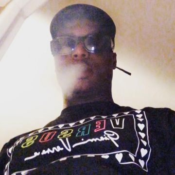 The black t-shirt with logo Versus worn by Ninho on his account Instagram @ninhosdt